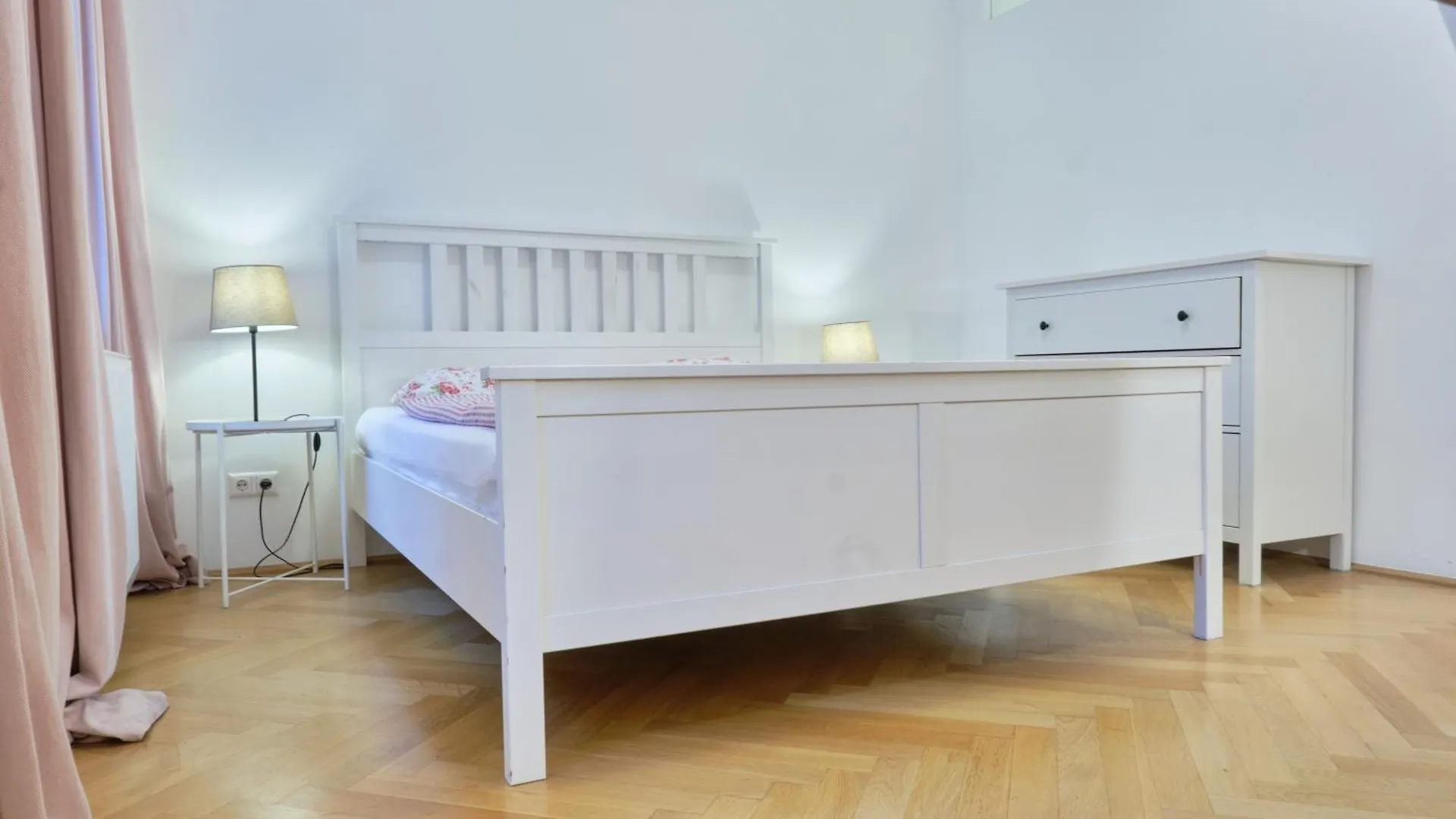 Chic Apartment - Near U3 Metro Vienna Austria