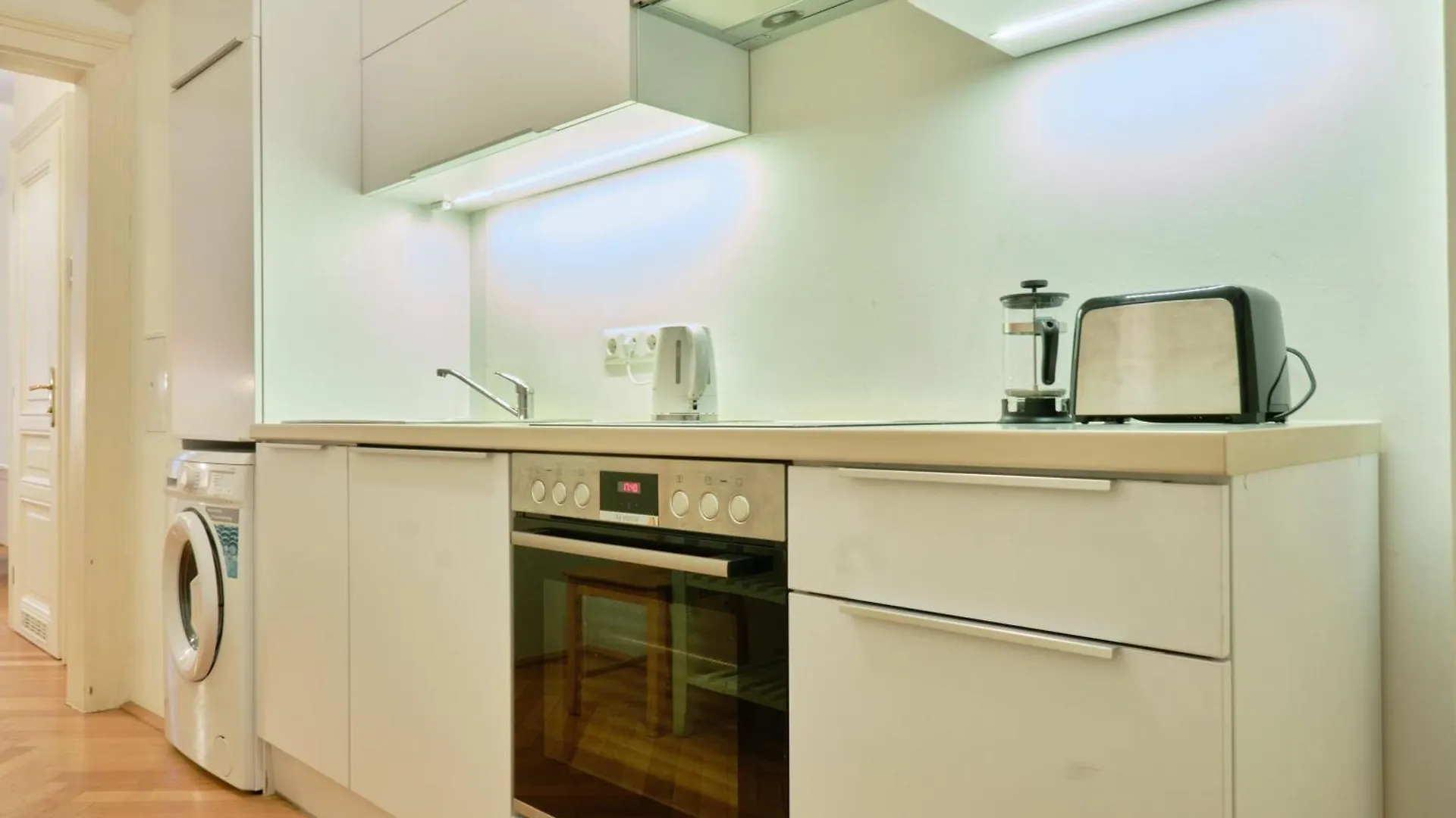 Chic Apartment - Near U3 Metro Vienna 0*,