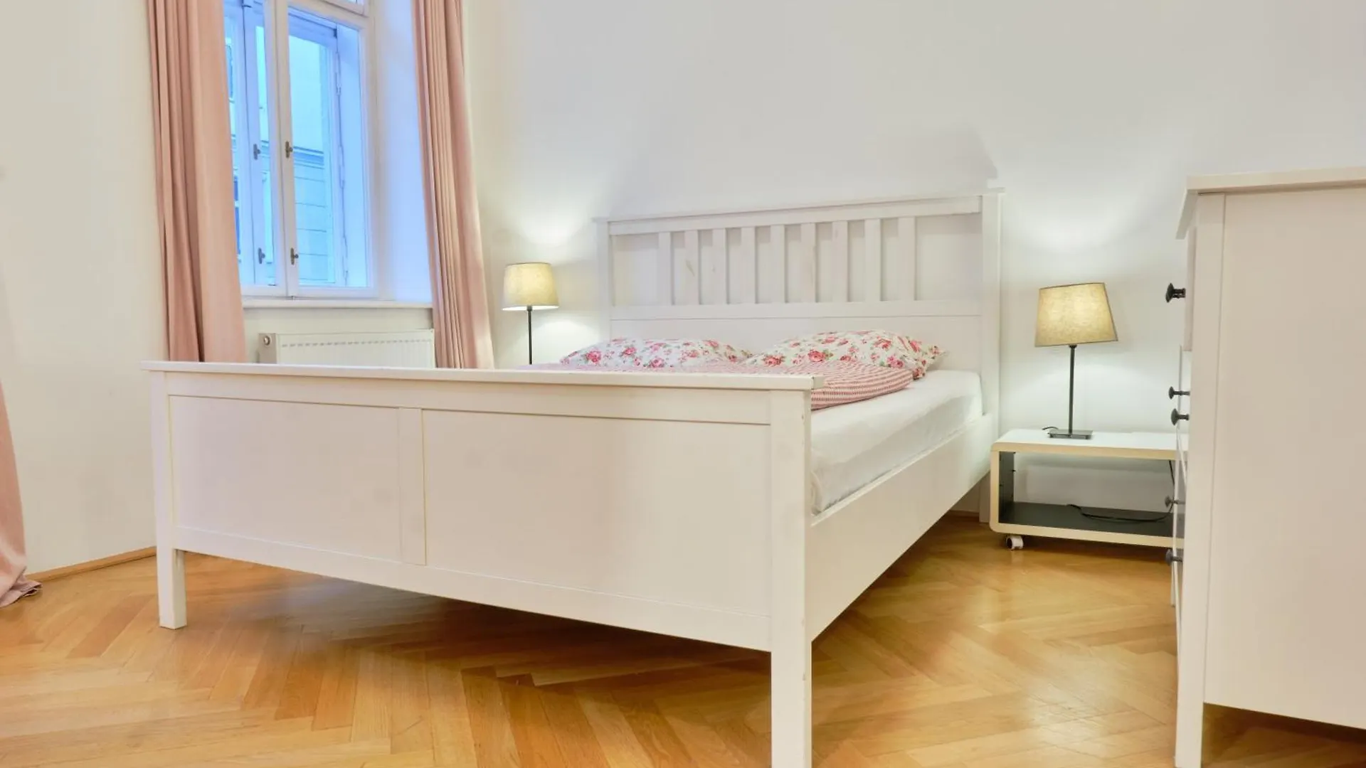 Chic Apartment - Near U3 Metro Vienna